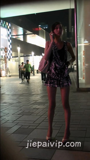 超短裙的美腿MM