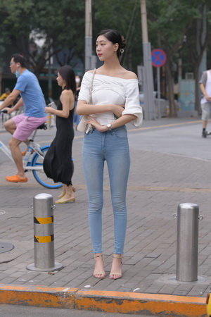 ��ɫ������С��[321P/6.58G]